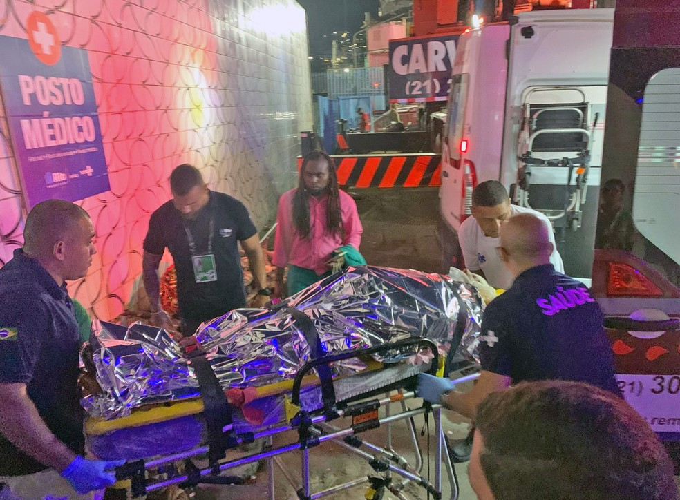 Mulher que caiu de carro aleg&oacute;rico &eacute; levada para um hospital &mdash; Foto: Guilherme Schiavinato/g1