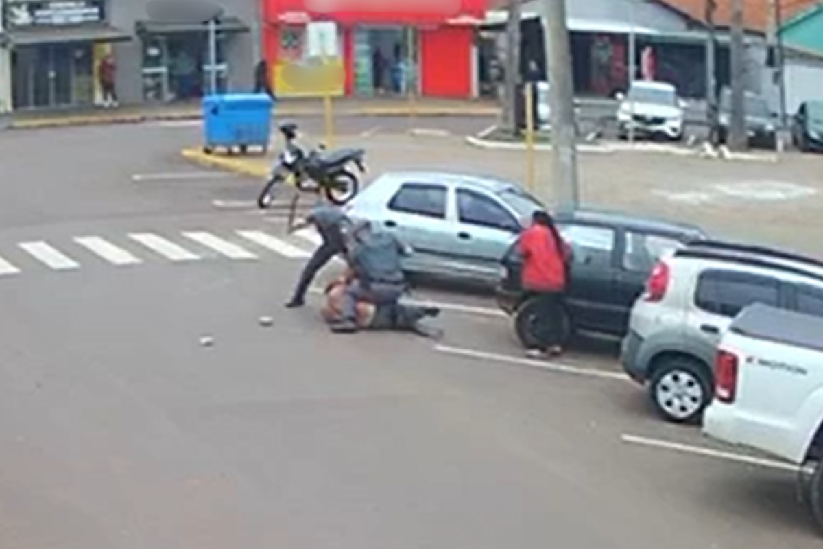 VÍDEO: policiais usam arma de choque e agridem homem durante abordagem em praça no interior de SP 