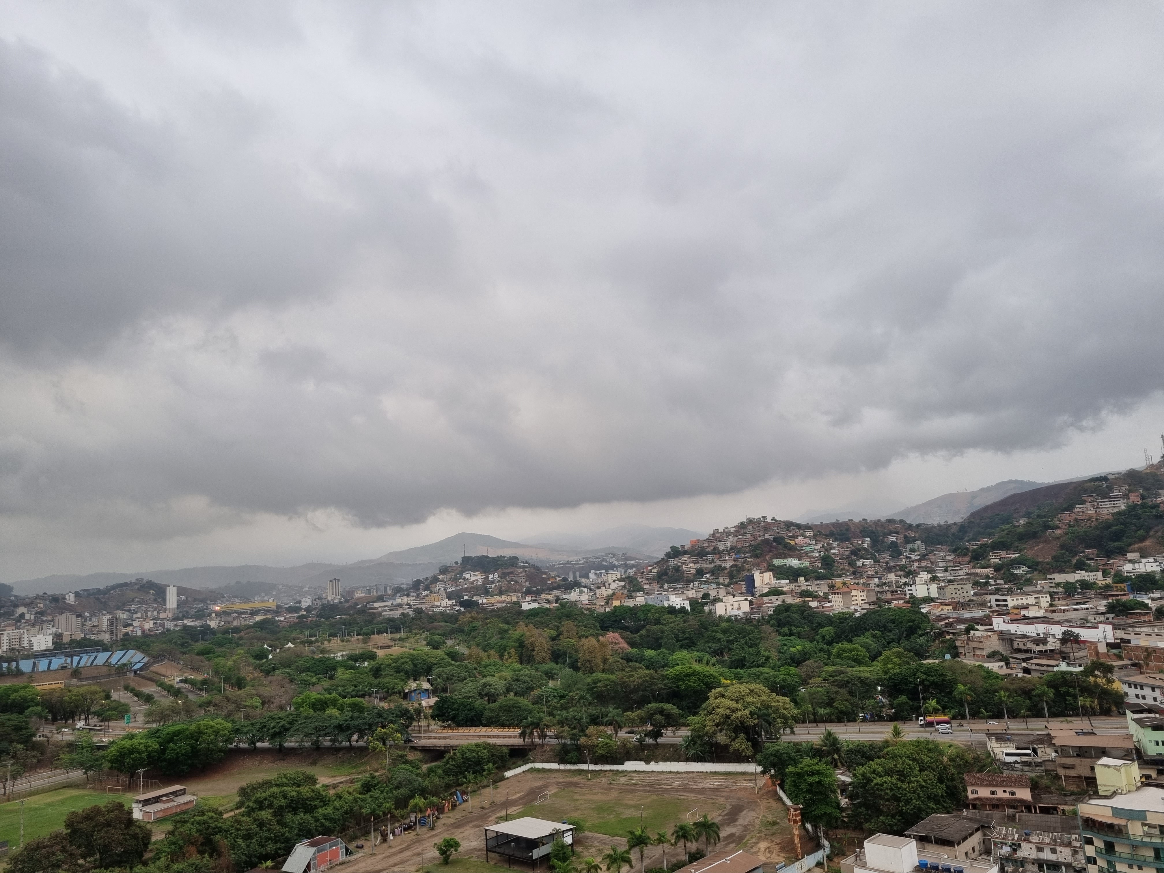 Eleições em MG: Leste do estado pode ter temporais e calor de até 36°C no domingo