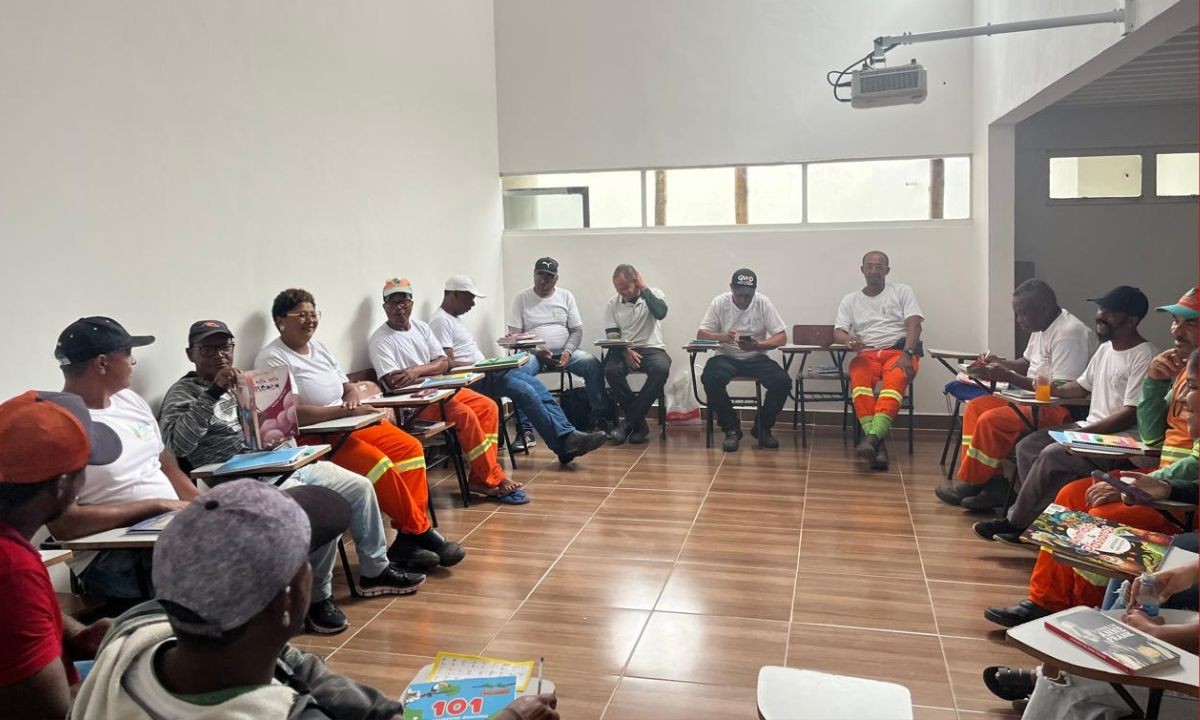 Projeto que alfabetiza garis em feira de santana vence o prêmio led – luz na educação