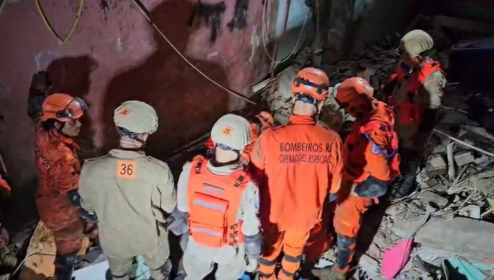 Bombeiros buscam por mãe e filha que estão soterradas — Foto: Divulgação