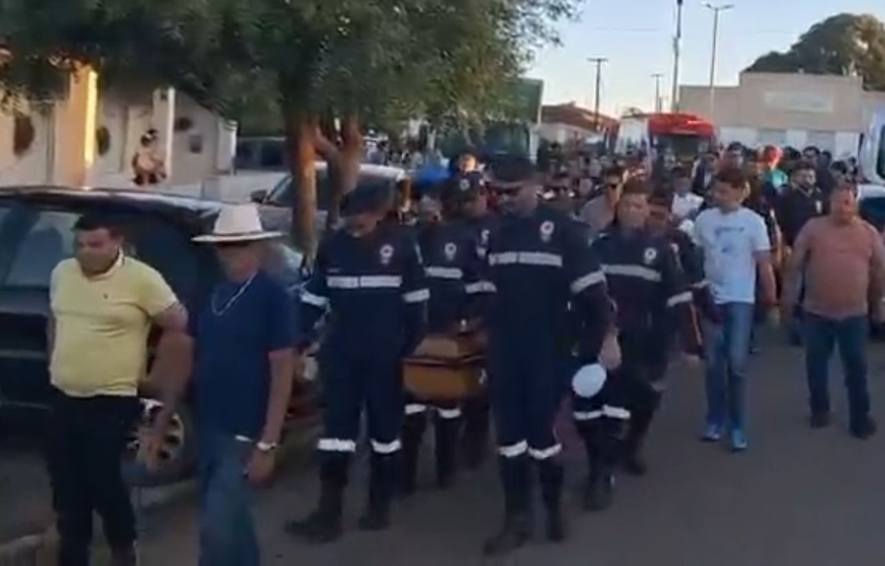 Amigos e familiares se despedem de motorista do Samu vítima de acidente entre ambulância e caminhão em SE