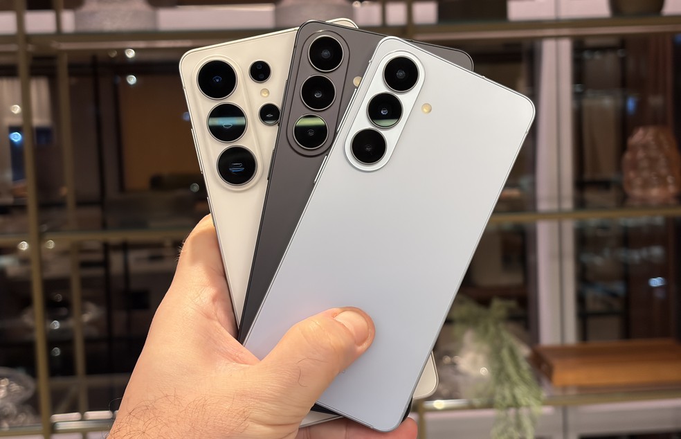 Galaxy S26 Ultra (atrás), Galaxy S26+ (no meio) e Galaxy S26: novos lançamentos da Samsung — Foto: Henrique Martin/g1