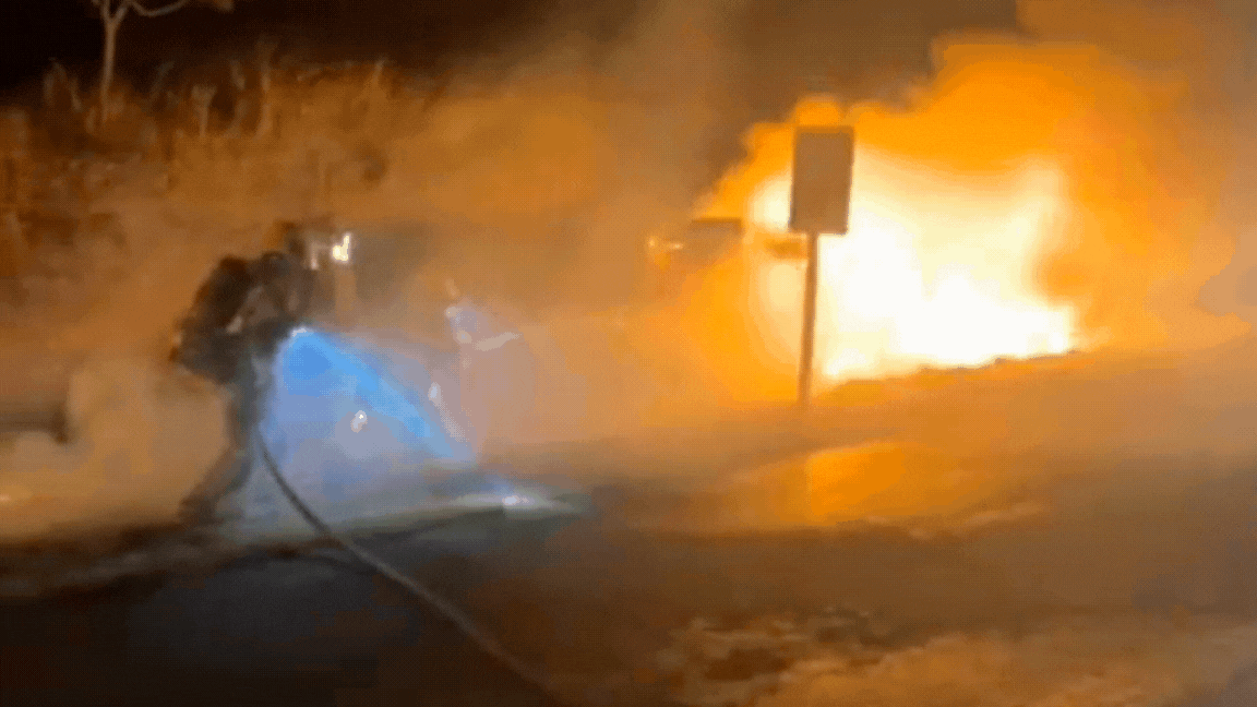 VÍDEO e FOTOS: caminhão tomba e é tomado pelas chamas na BR-020