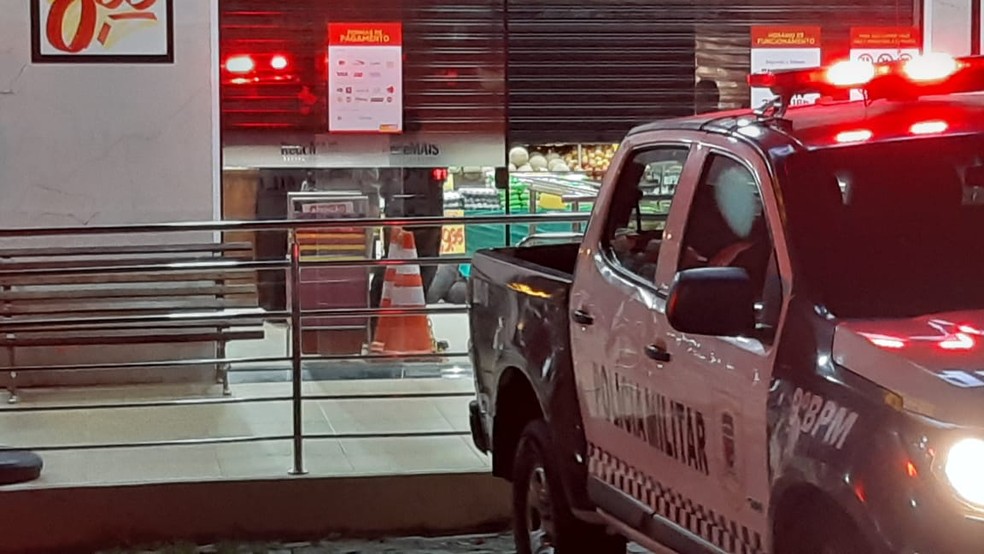 Policial penal é baleado e suspeito de assalto morre após troca de tiros dentro de supermercado na Grande Natal — Foto: Sérgio Henrique Santos/Inter TV Cabugi