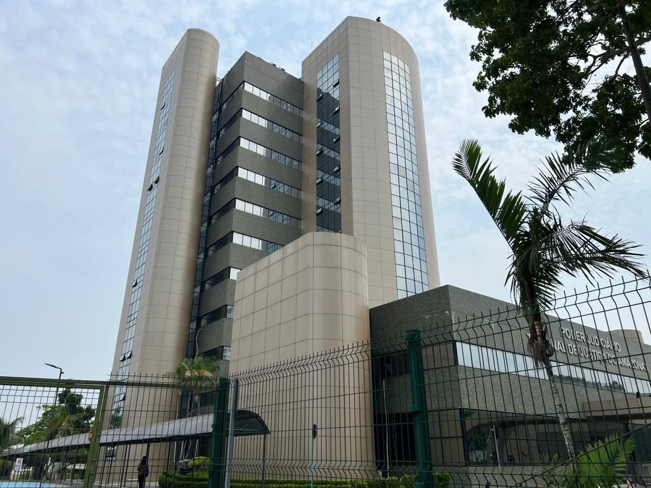 Servidores deixam prédio do Tribunal de Justiça do Amazonas após tremor ...