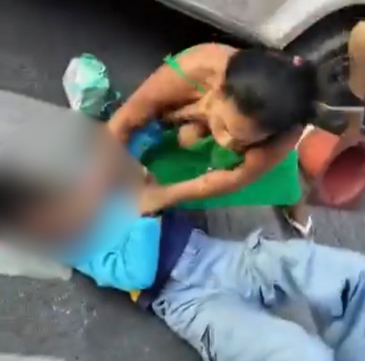 Menina de 12 anos é espancada por mulher na porta da escola na Grande BH; vídeo mostra agressões