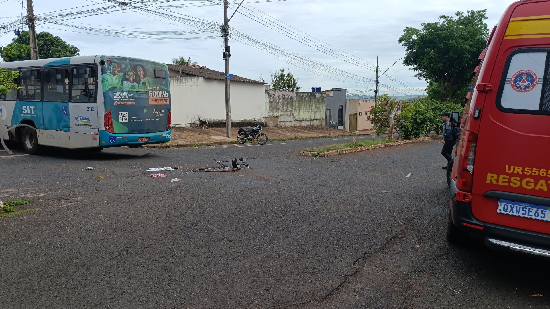 Motociclista fica gravemente ferido em batida com ônibus do transporte público no Bairro Guarani