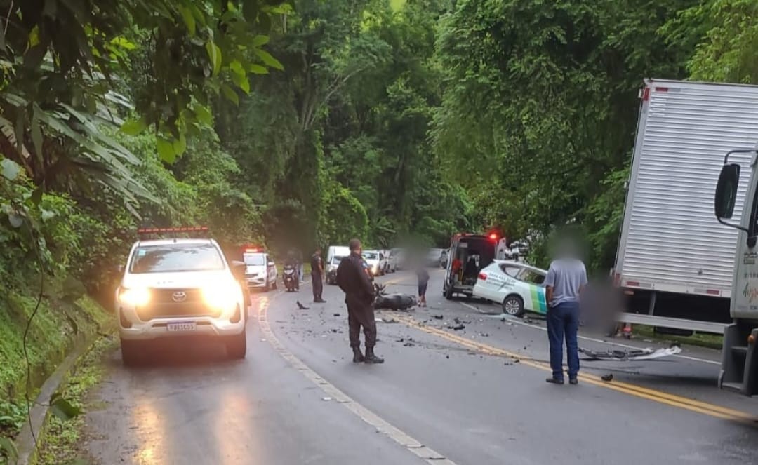 Acidente entre moto, caminhão e carro de funerária deixa um ferido em Angra dos Reis