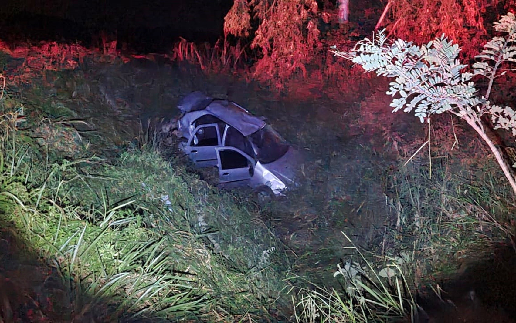 Carro cai em barranco após batida com outro veículo e cinco ficam feridos na MGC-491, em Paraguaçu, MG 