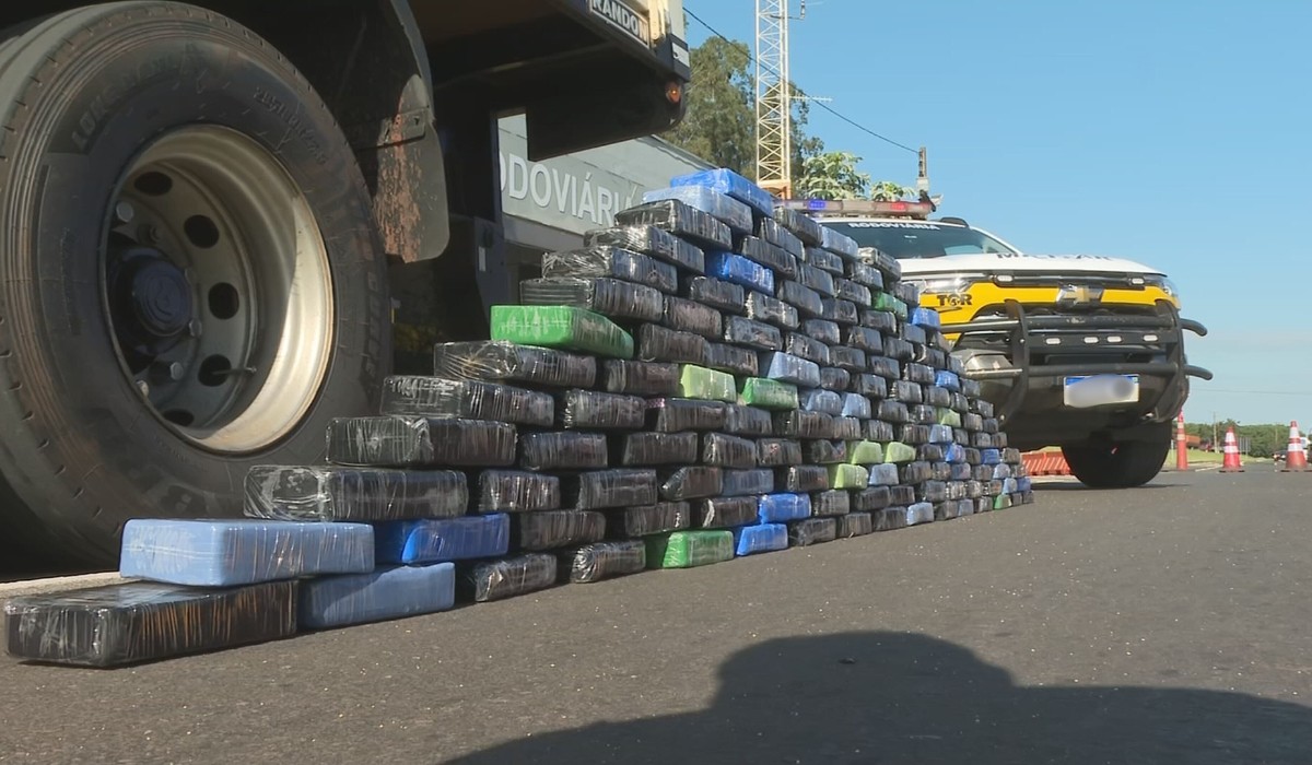 Polícia apreende tabletes de pasta base de cocaína em caminhão no interior de SP