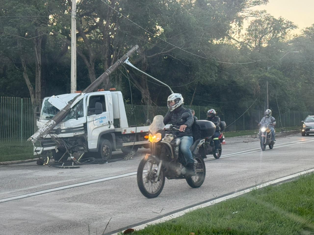 Caminhão bate contra poste de energia elétria na Avenida Pádua Dias em Piracicaba 