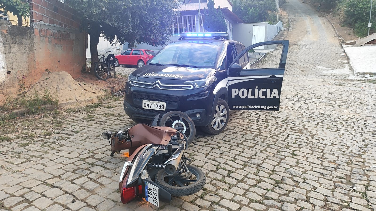 Homem é preso após agredir companheira e jogar motoneta contra viatura da polícia em Mantena