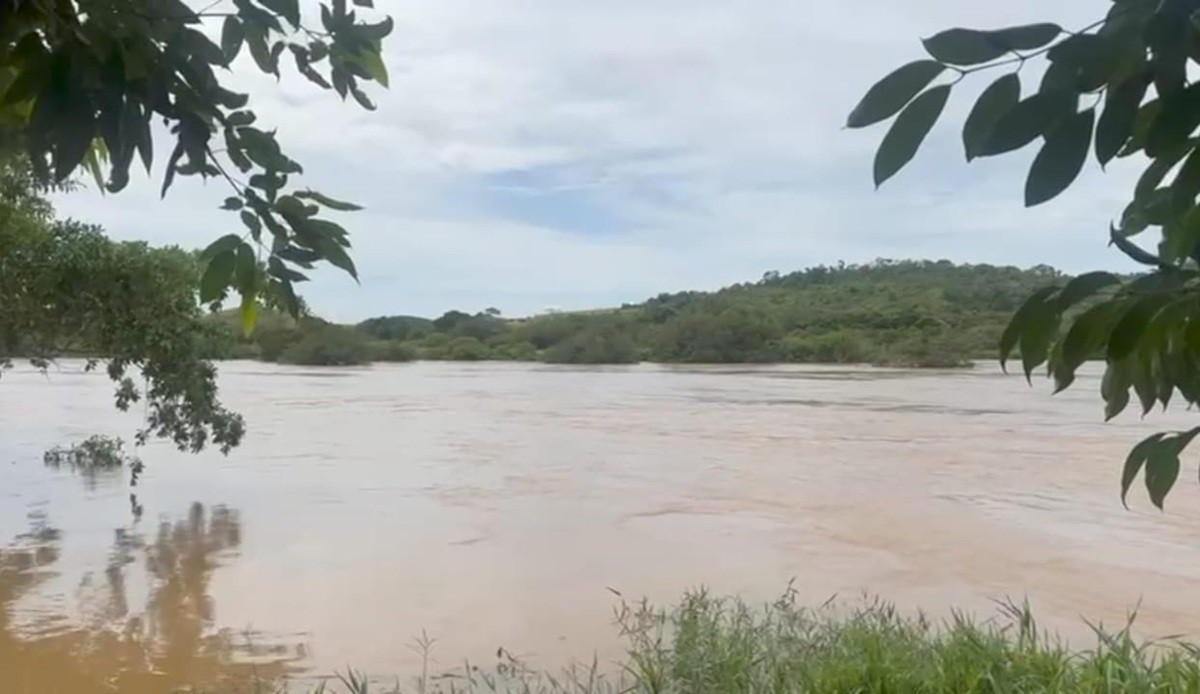 Rio Pomba atinge cota de alerta e Defesa Civil intensifica monitoramento em Cambuci