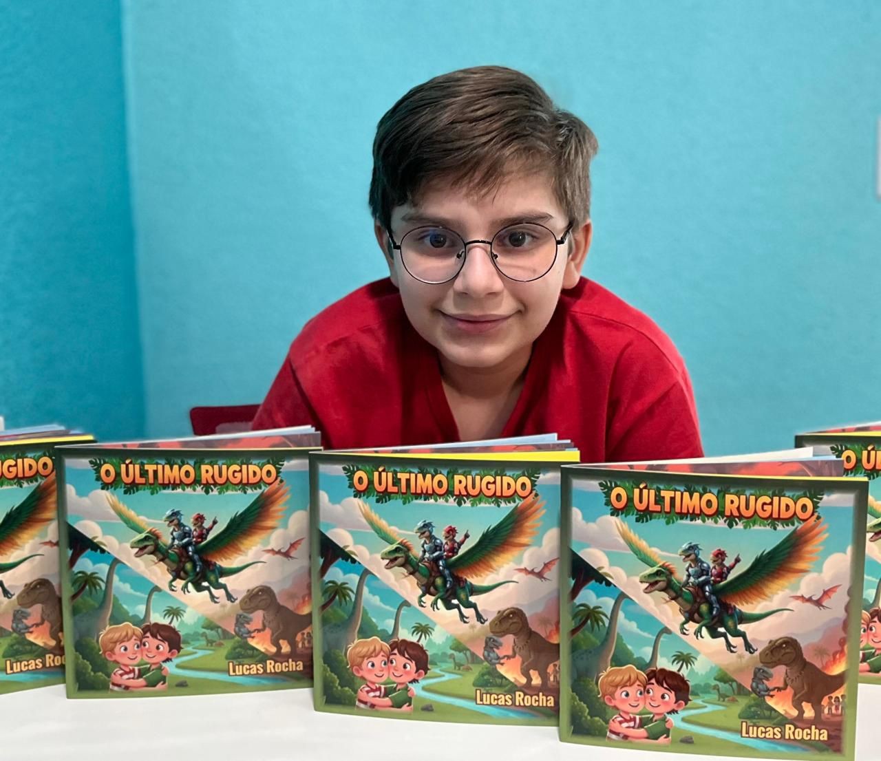 Estudante de Manaus que criou jogo sobre a extinção dos dinossauros transforma game em livro