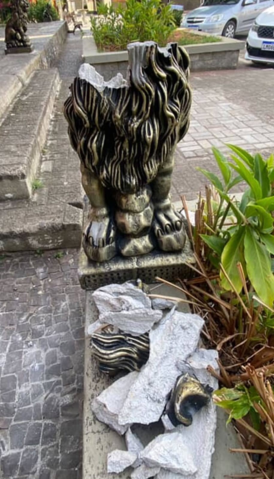 Homem é preso suspeito de destruir escultura em praça de Paraíba do Sul