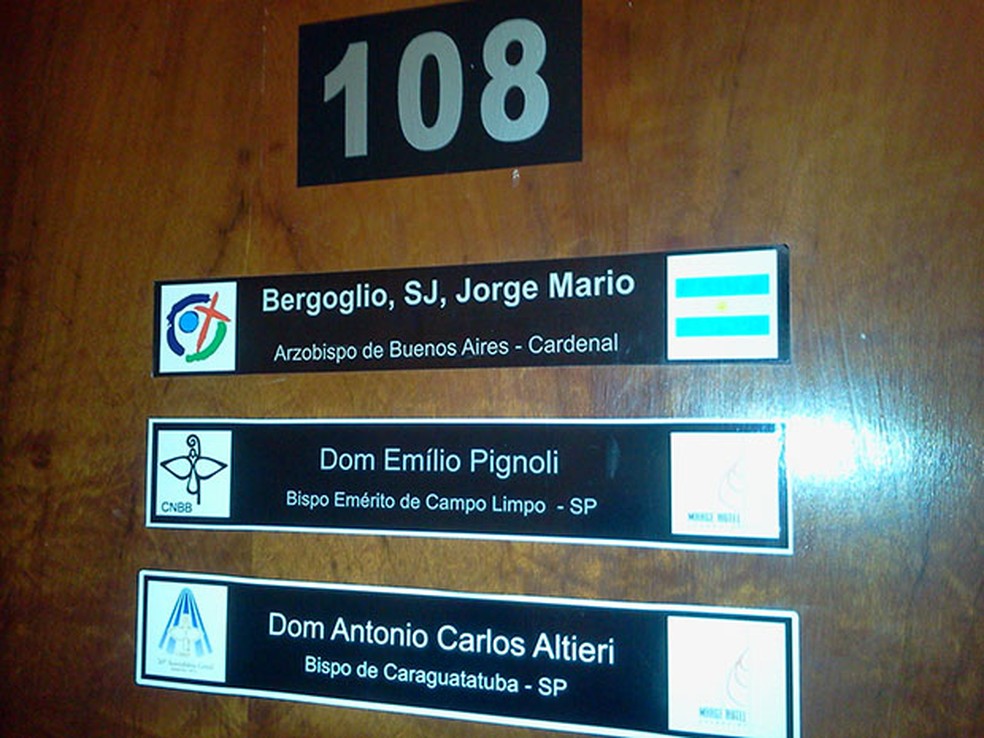 Porta do quarto 108, onde o Papa ficou hospedado em 2007 em Aparecida, guarda inscrição da presença ilustre. — Foto: Jonatan Morel