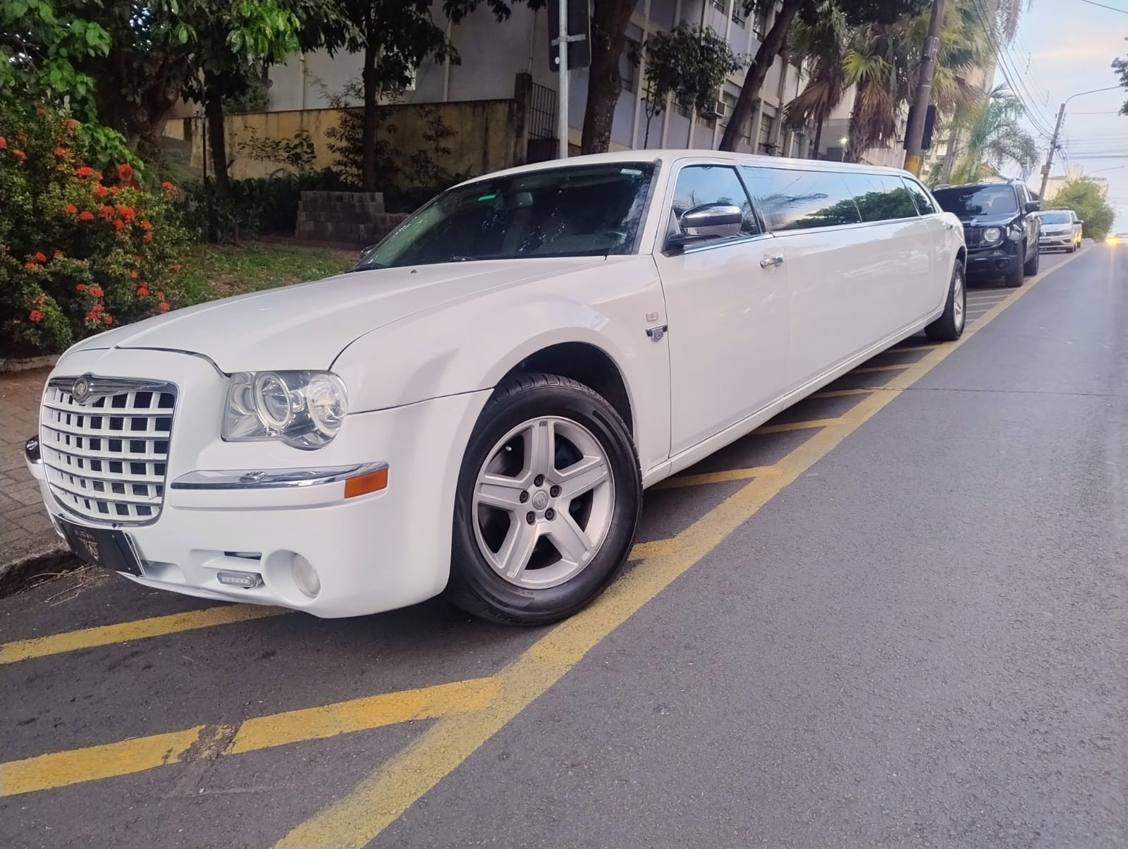 Limusine com denúncia de estelionato e placa com propaganda é apreendida pela PM na Rua do Porto em Piracicaba