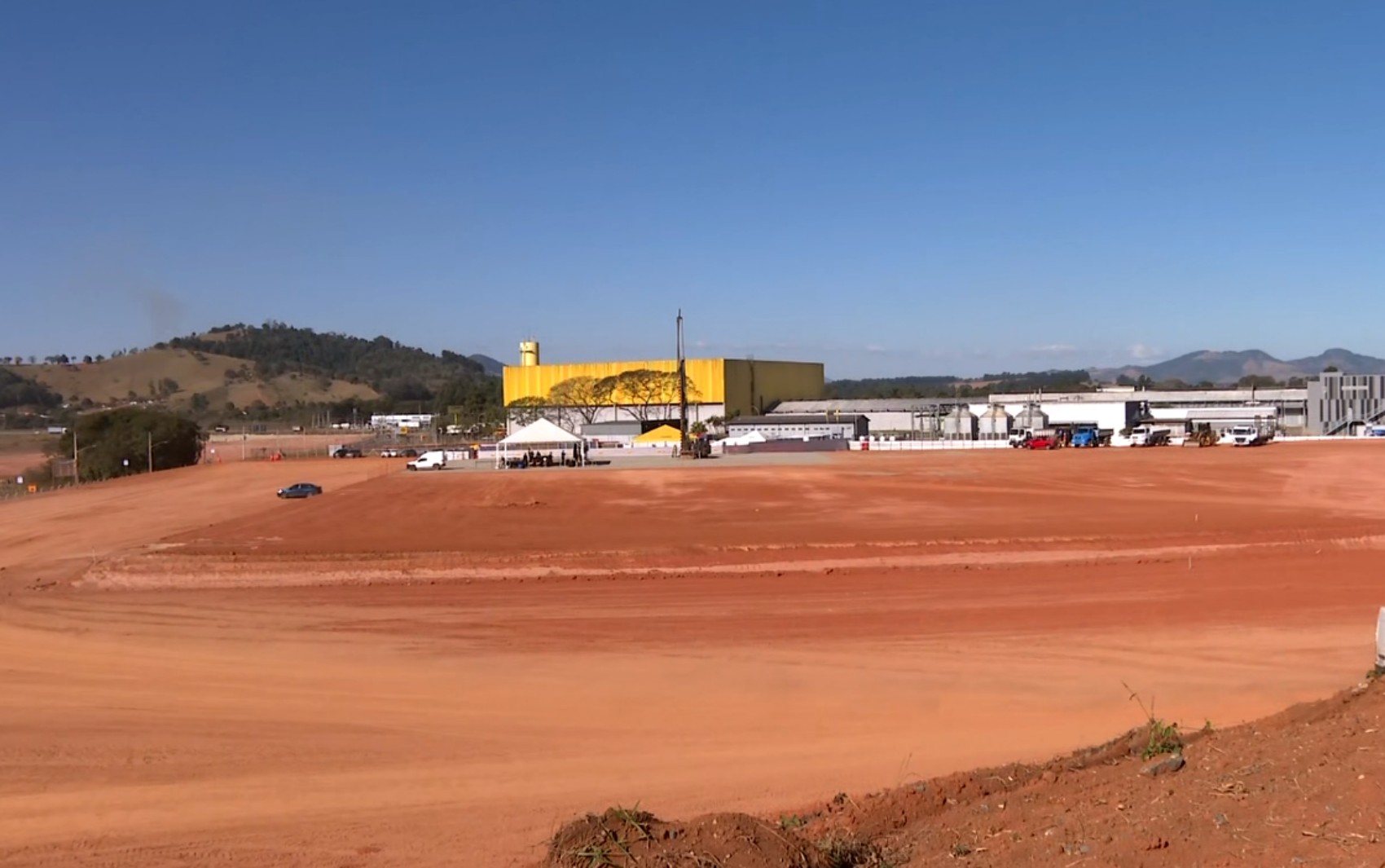 Com Zema, cerimônia marca início das obras de ampliação de farmacêutica em Pouso Alegre, MG