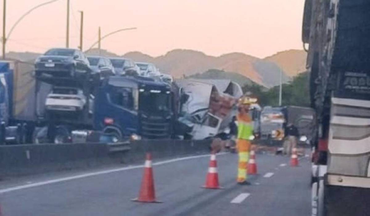 Engavetamento entre seis veículos deixa um ferido na Via Dutra, em Paracambi