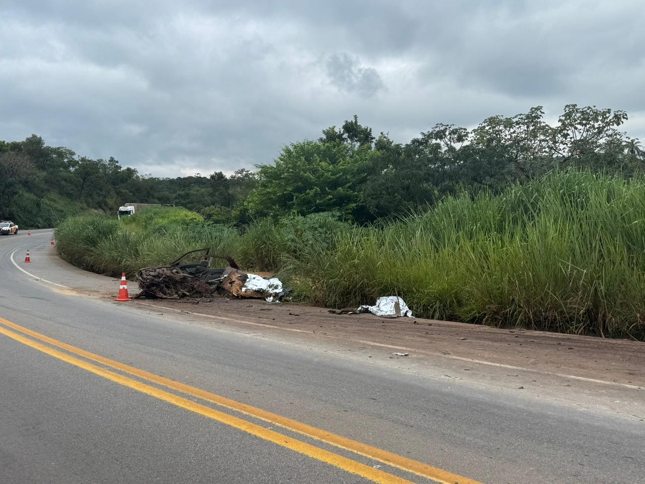 Acidente entre carro e caminhão deixa mortos e um ferido na BR-381, na Grande BH