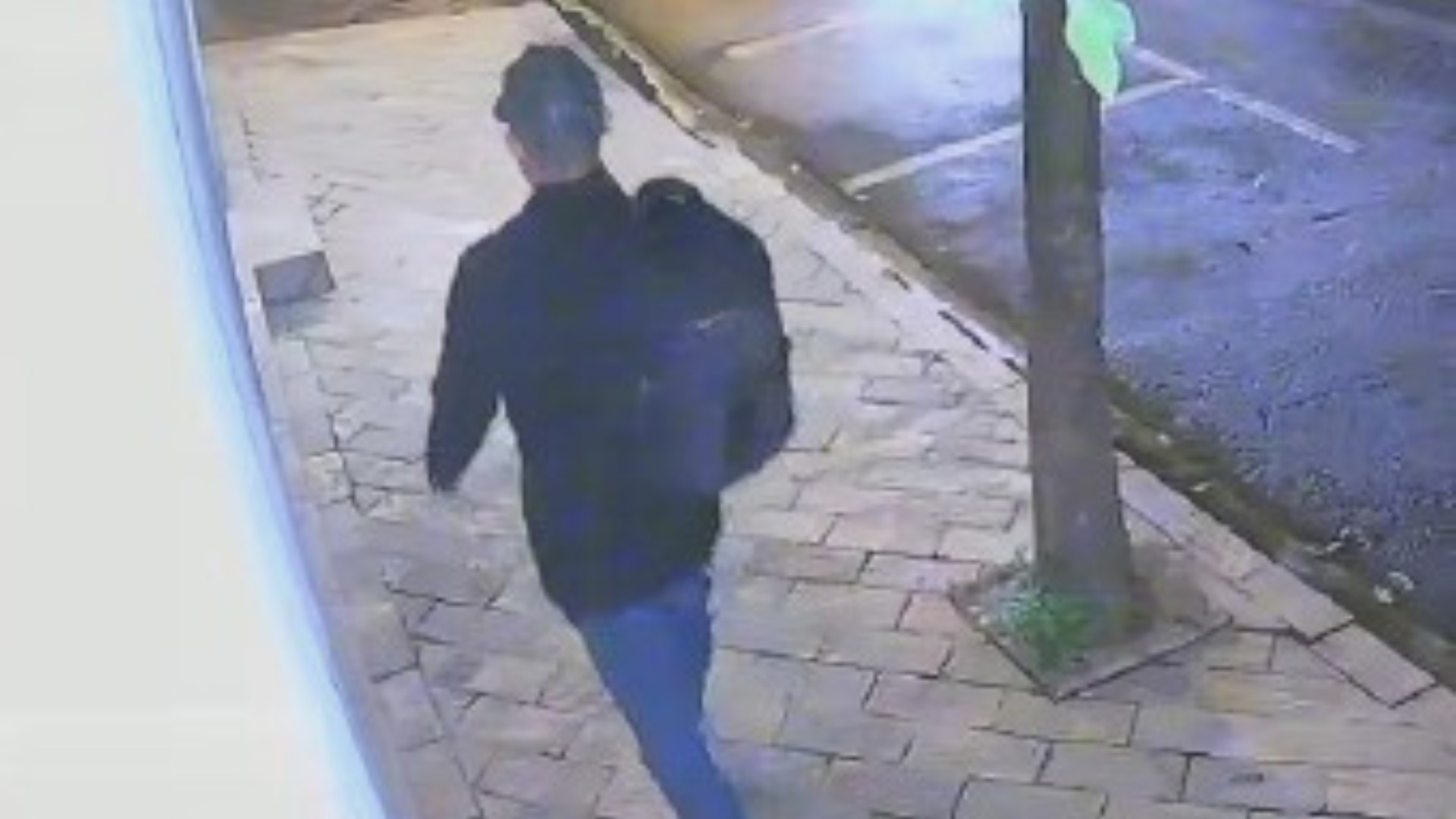 VÍDEO: câmera flagra açougueiro com sacos em rua antes de corpo de mulher esquartejada ser achado em lixeira