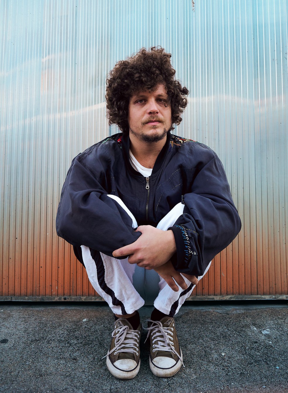Chico Chico canta músicas como 'Tempo de louças' no álbum 'Let it burn / Deixa arder' — Foto: Zabenzi / Divulgação