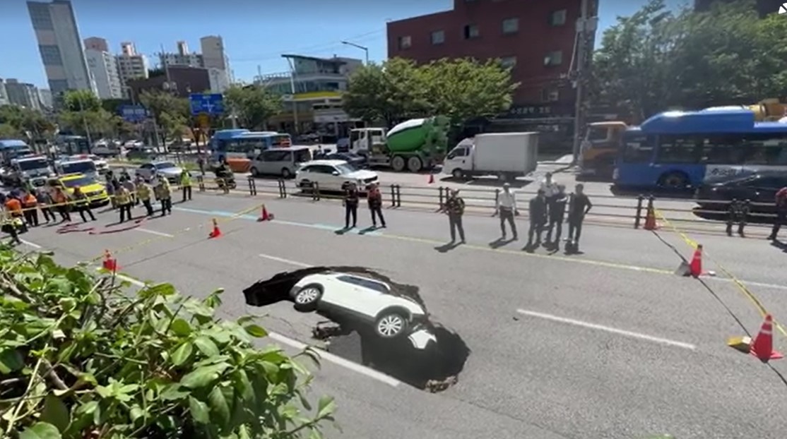 Buraco se abre em estrada e engole carro na Coreia do Sul; veja vídeo 