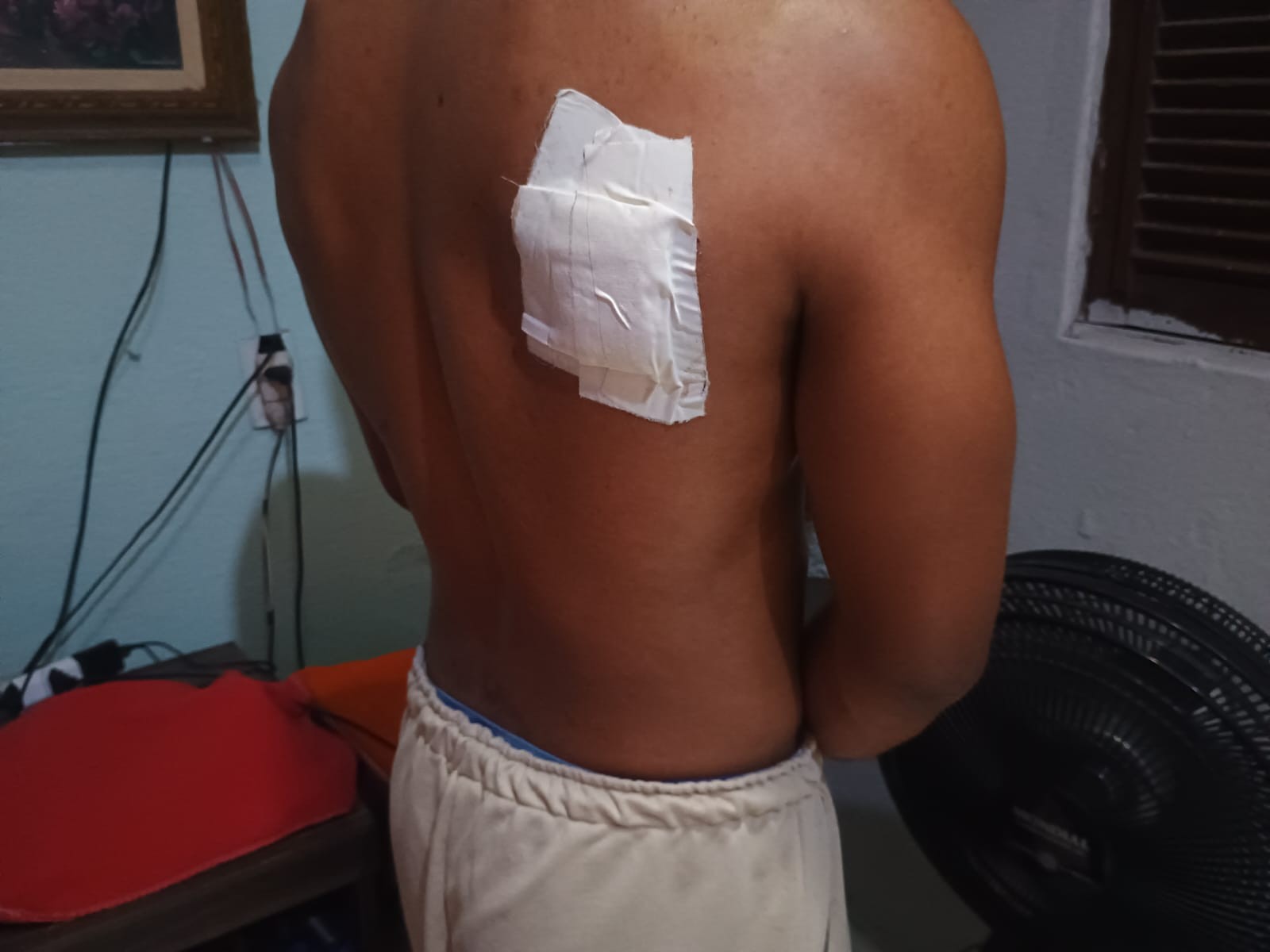 Adolescente confundido com criminoso por PM diz que saiu mais cedo da escola para comprar bolo de aniversário da mãe