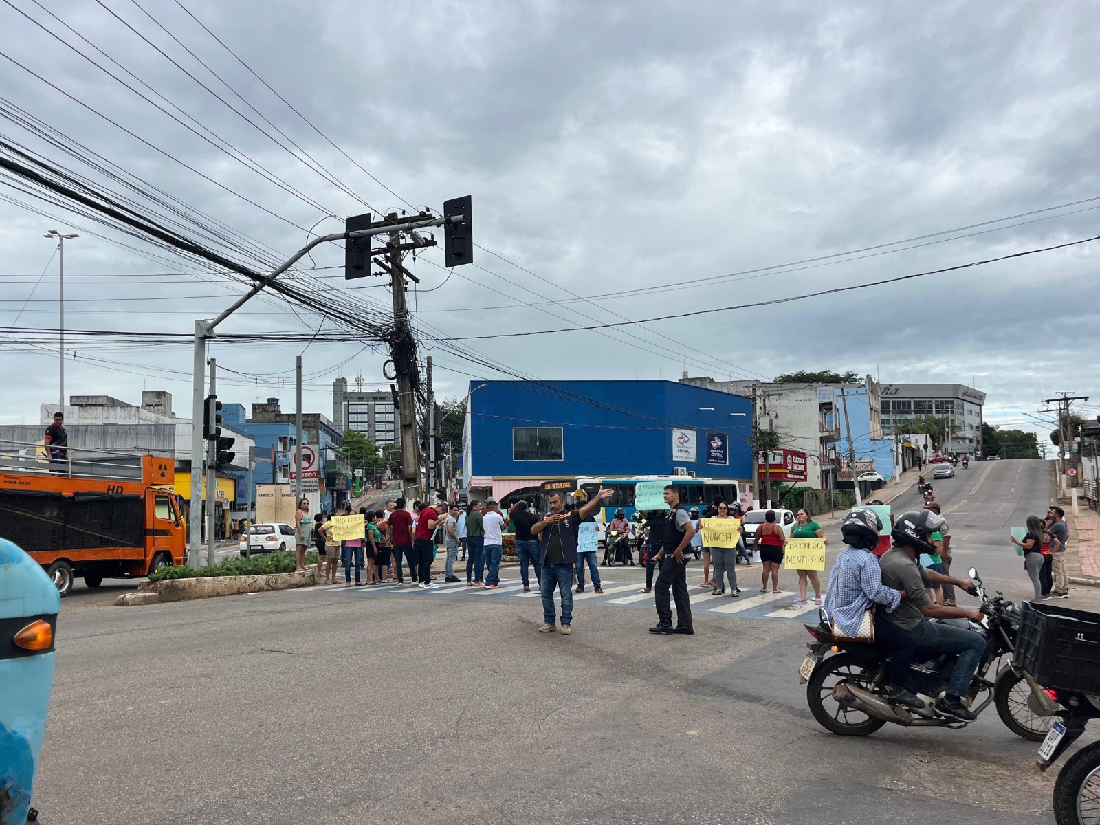 Feirantes protestam contra privatização de mercados municipais em Rio Branco: 'Vai ficar muito caro'