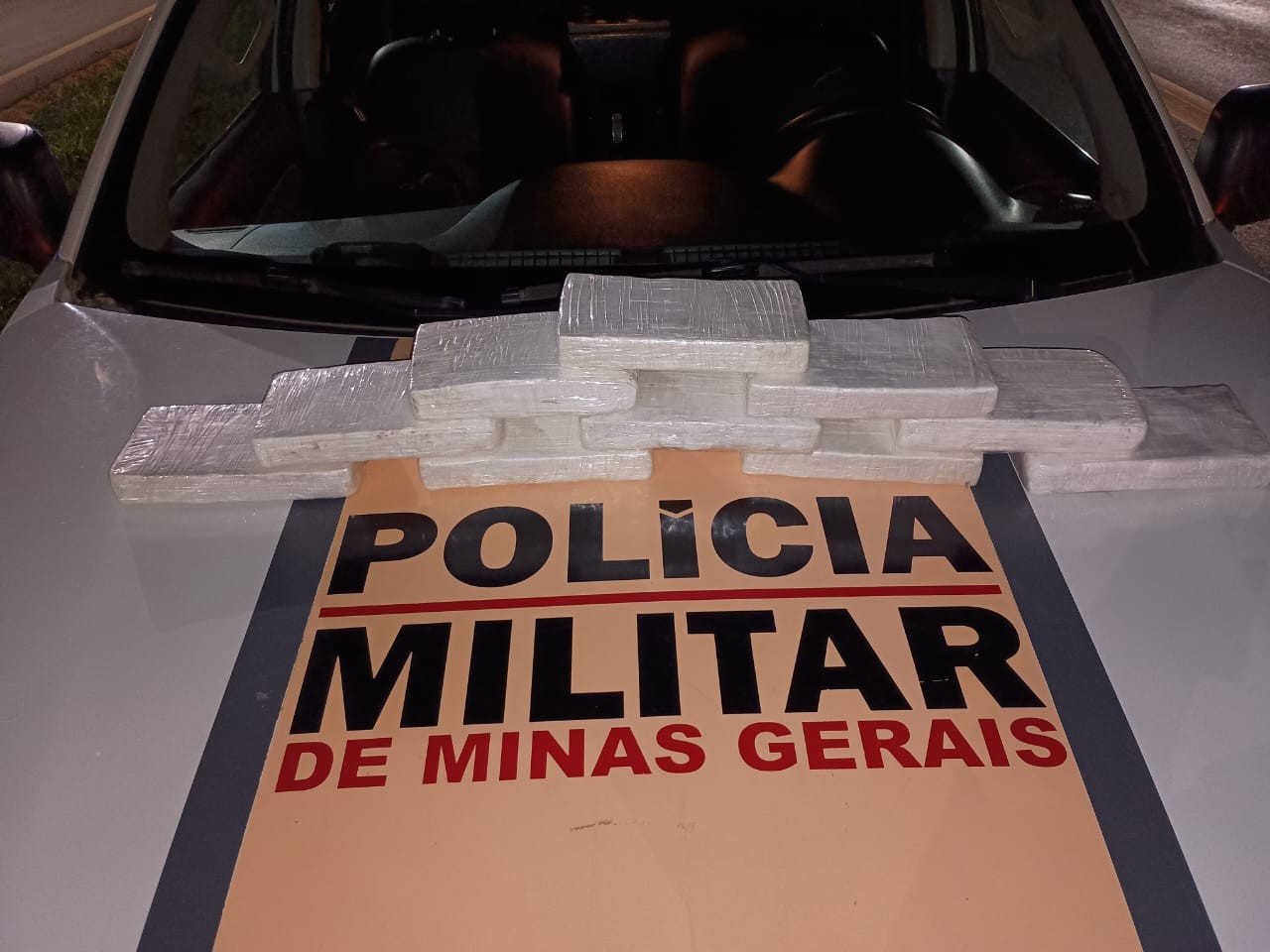 Dez barras de cocaína são encontradas em mochila de passageira de ônibus na LMG-653; mulher foi presa 