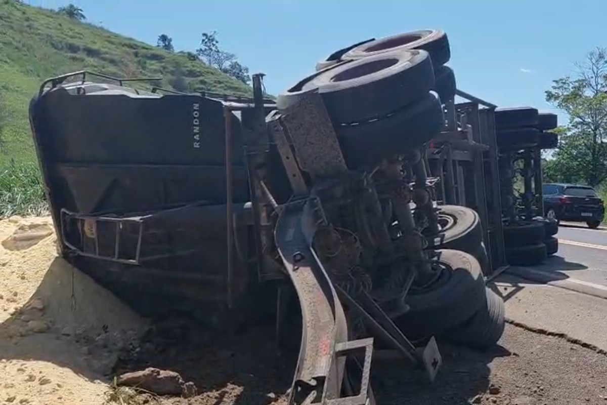 Carreta carregada com farelo de milho tomba na BR-356 em Cardoso Moreira