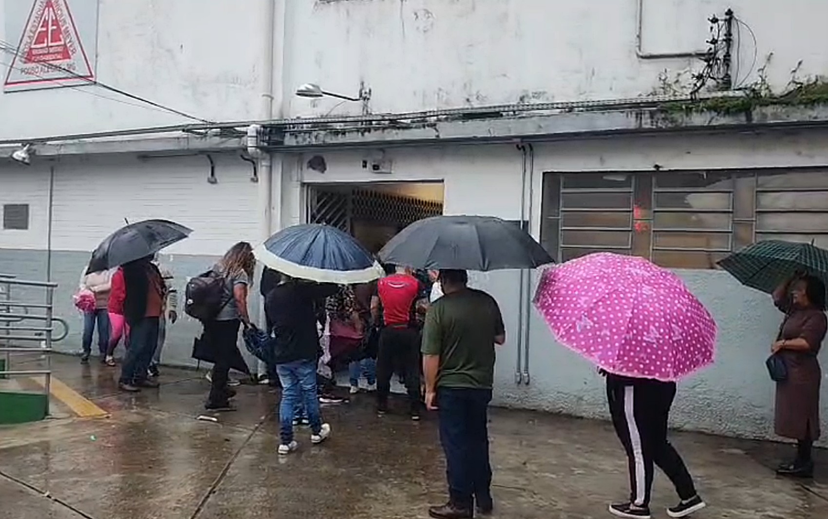 Eleições 2026: locais de votação têm movimento tranquilo durante manhã chuvosa no Sul de Minas