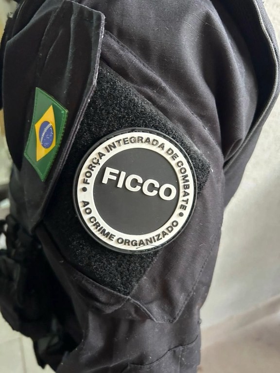 Operação cumpre mandados de prisão contra núcleo de grupo criminoso suspeito de tráfico de drogas e comércio ilegal de armas