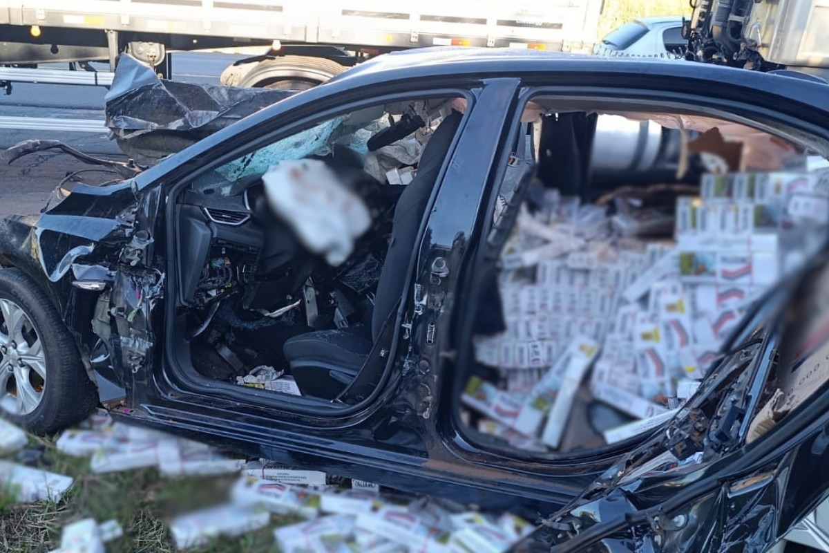 Motorista que dirigia carro carregado de cigarros ilegais morre após bater contra carreta no interior de SP