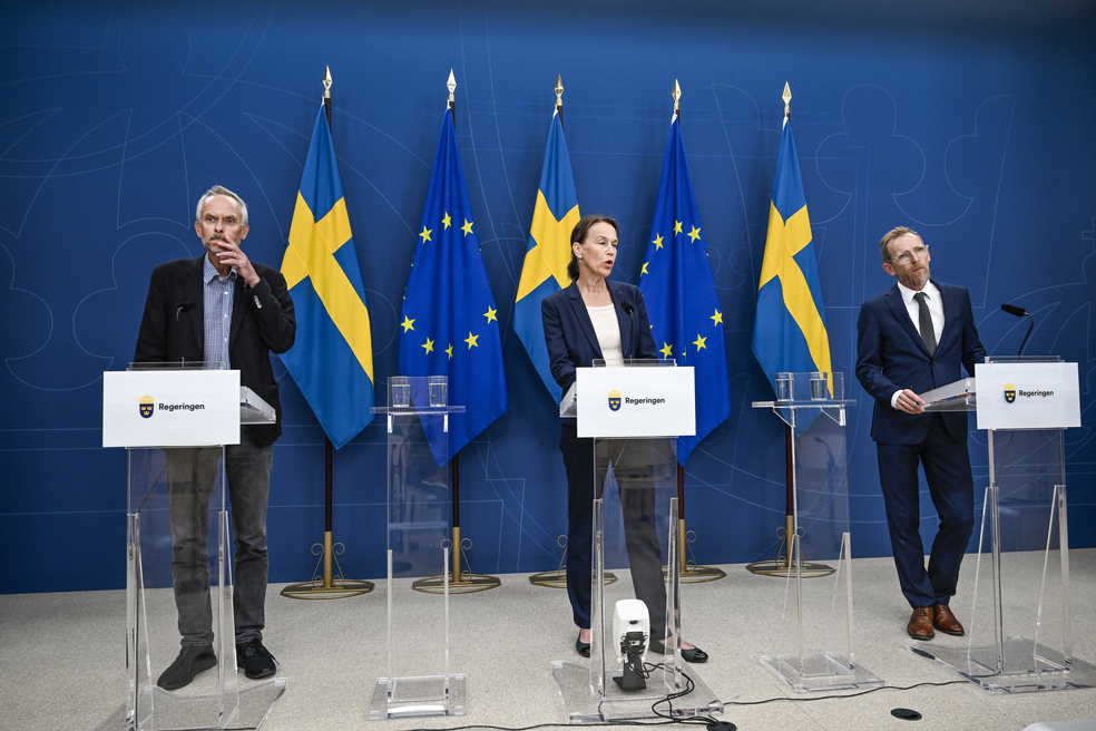 O epidemiologista Magnus Gisslén (esquerda), Olivia Wigzell, diretora geral interina da Agência de Saúde Pública da Suécia (ao centro), e o ministro da Saúde Jakob Forssmed dão entrevista coletiva para informar sobre a situação da mpox, em Estocolmo. — Foto: Fredrik Sandberg/TT News Agency via AP