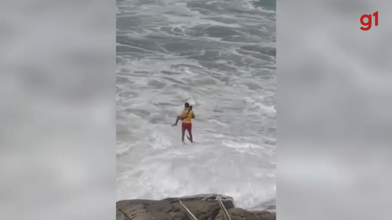 Novas imagens mostram helicóptero Águia resgatando adolescente de 12 anos em situação de afogamento