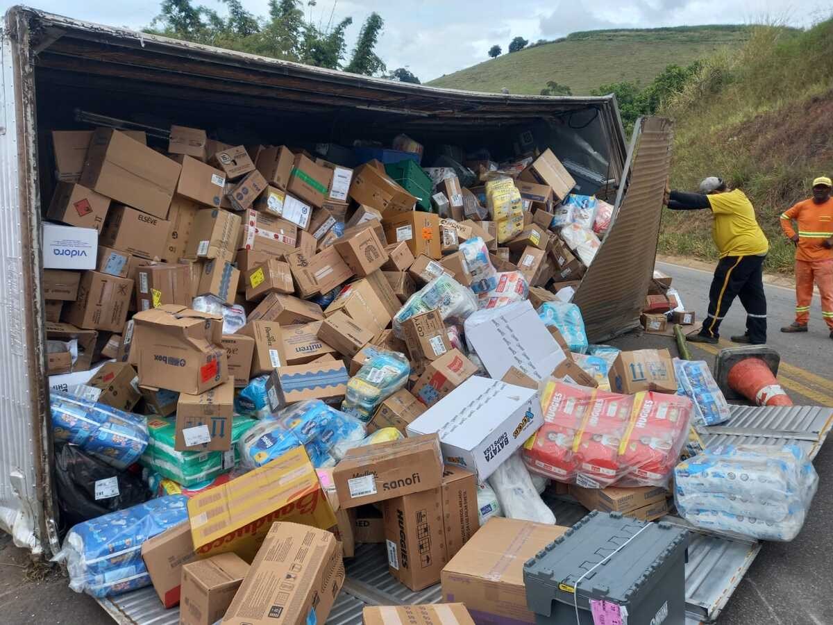Caminhão carregado com fraldas e produtos de farmácia tomba e interdita a BR-356 