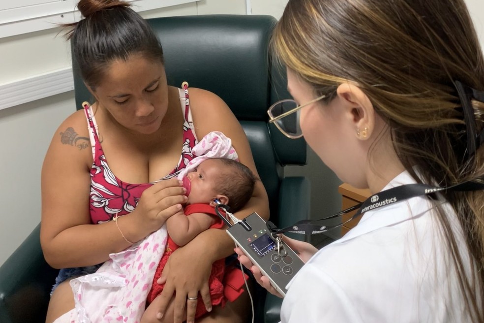 Teste da orelinha realizado em bebê — Foto: Ascom/ISD/Divulgação