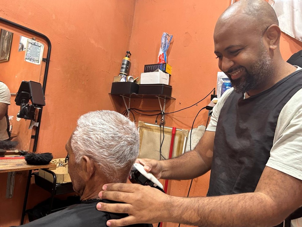 Mário Sérgio trabalha como cabeleireiro há 27 anos em Gavião e não troca a cidade por nada | Foto: Amanda Rocha/g1