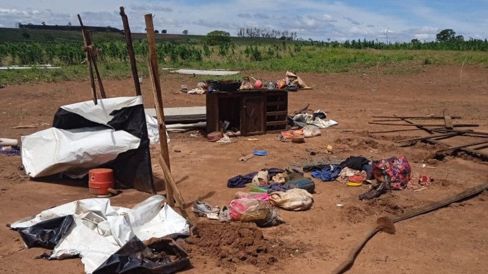 Famílias que vivem em área recém adquirida pela Itaipu perderam casas — Foto: Arquivo pessoal