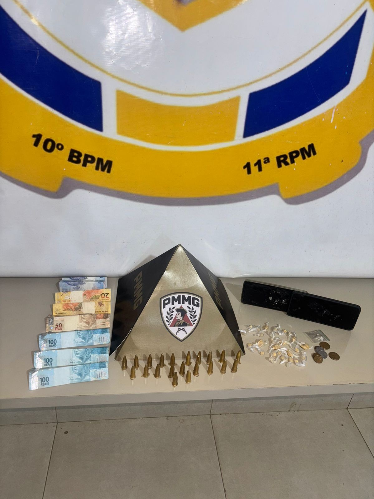 Ao ver a PM, suspeito de reabastecer pontos de tráfico abandona moto, deixa bolsa com drogas e foge a pé