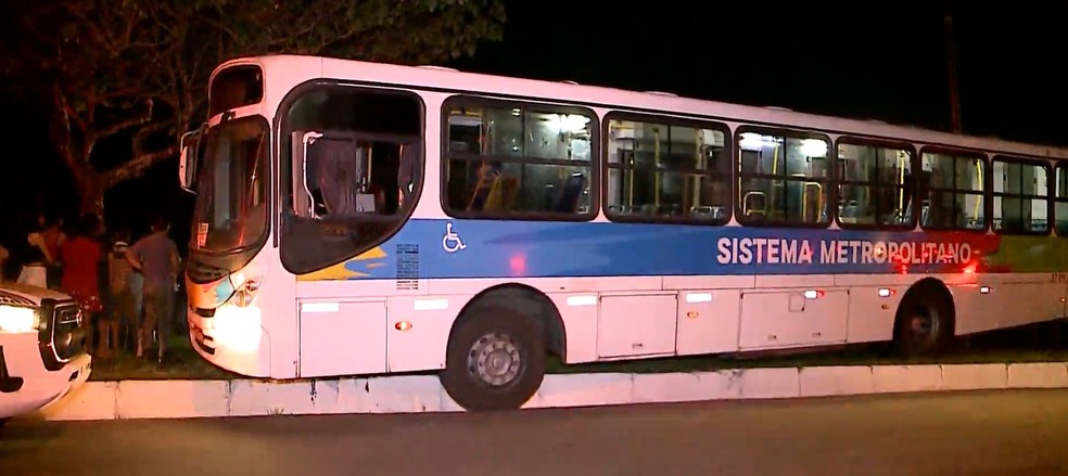 Com o motorista já baleado, o ônibus perdeu o controle e parou em cima de um canteiro central em São Luís — Foto: Reprodução/TV Mirante