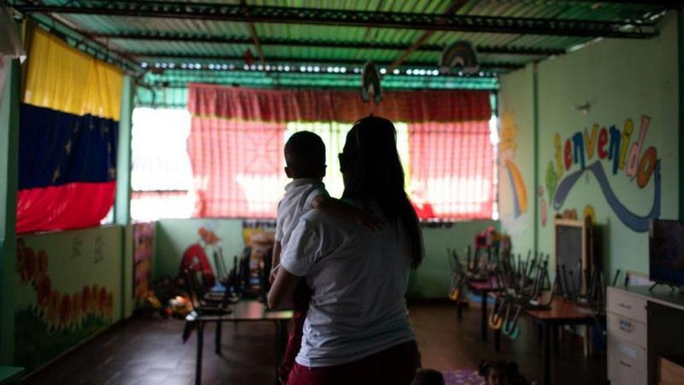 Alguns optaram por montar uma sala de aula em suas próprias casas para obter dinheiro extra. — Foto: Getty Images via BBC