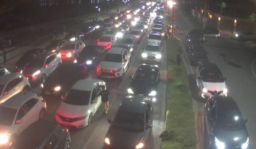 Travessia de balsa entre Ilhabela e São Sebastião registra fila de 3 horas de espera