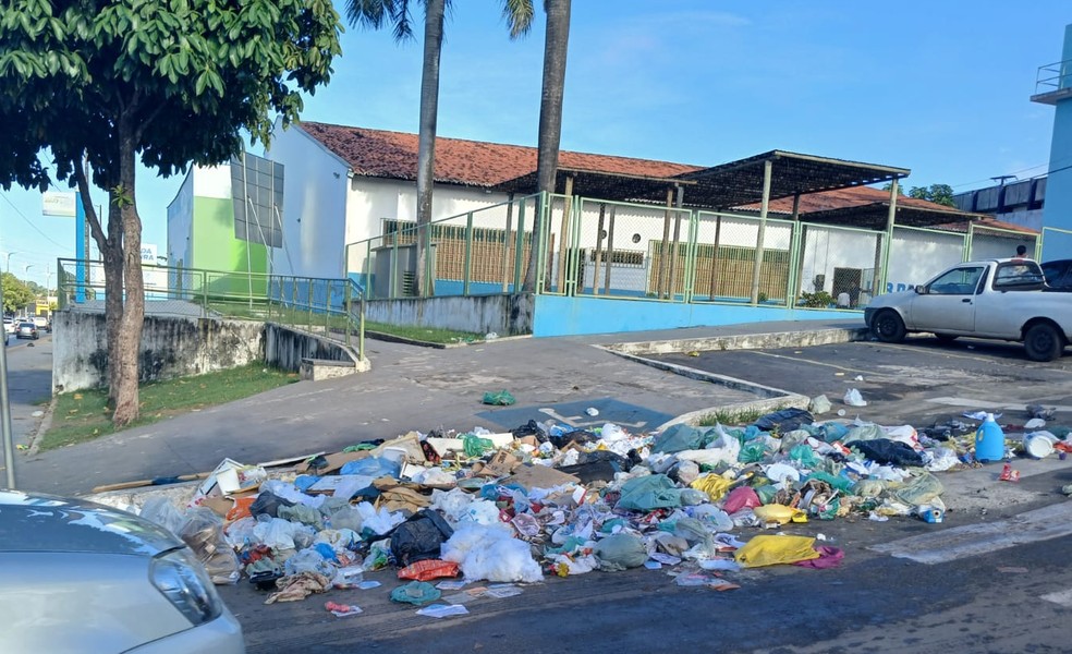 Lixo sendo descartado na Avenida dos Africanos, em São Luís — Foto: Juvêncio Matos/ TV Mirante