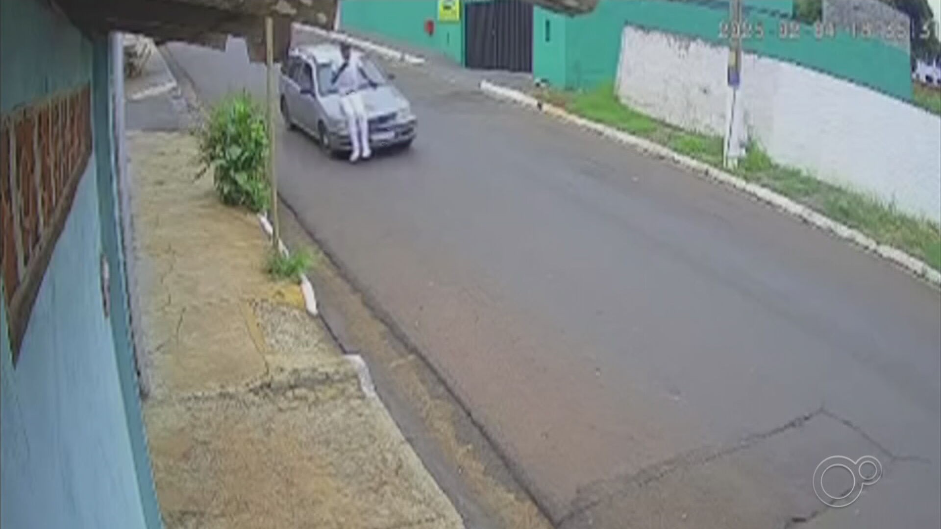 Pedestre é atingido por carro e sai andando após o atropelamento no interior de SP; vídeo