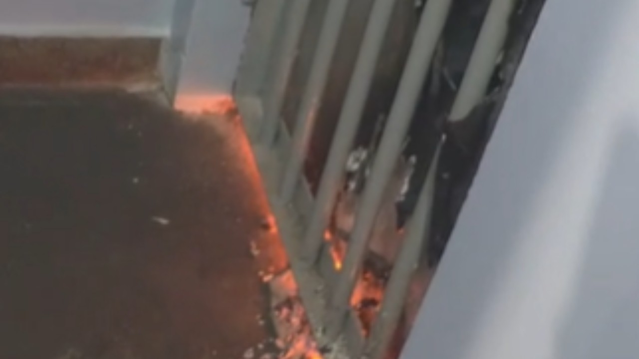 Presos ateiam fogo em delegacia do AM durante motim após policiais encontrarem buraco em cela; VÍDEO