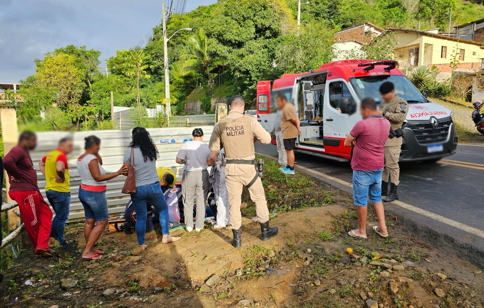 Mulher é arremessada à margem de pista após ser atropelada por carreta na BR-420