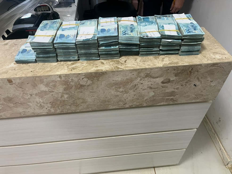 Mais de R$ 1,3 milhão em dinheiro é encontrado dentro de carro no sudoeste da Bahia — Foto: Polícia Militar